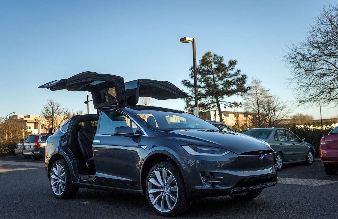 Tesla Model X стала электрическим бронемобилем фото